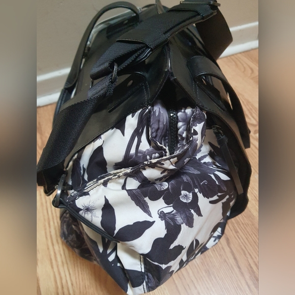 Lululemon Large Gym Bag - Picture 3 of 8